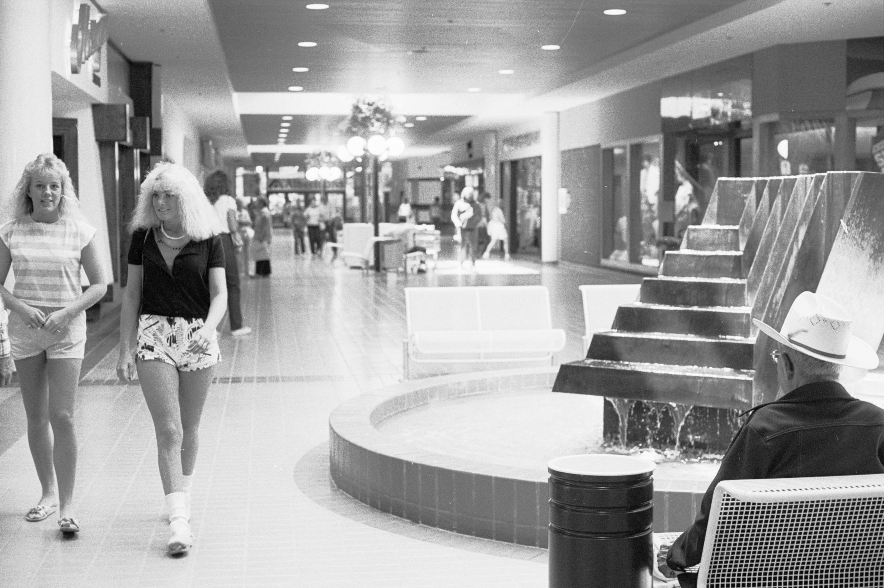 Shoppers near the West Park Plaza fountain, 1986